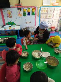 Cô giao dang chăm sóc trẻ tại lớp C2 khu Tràng Cát